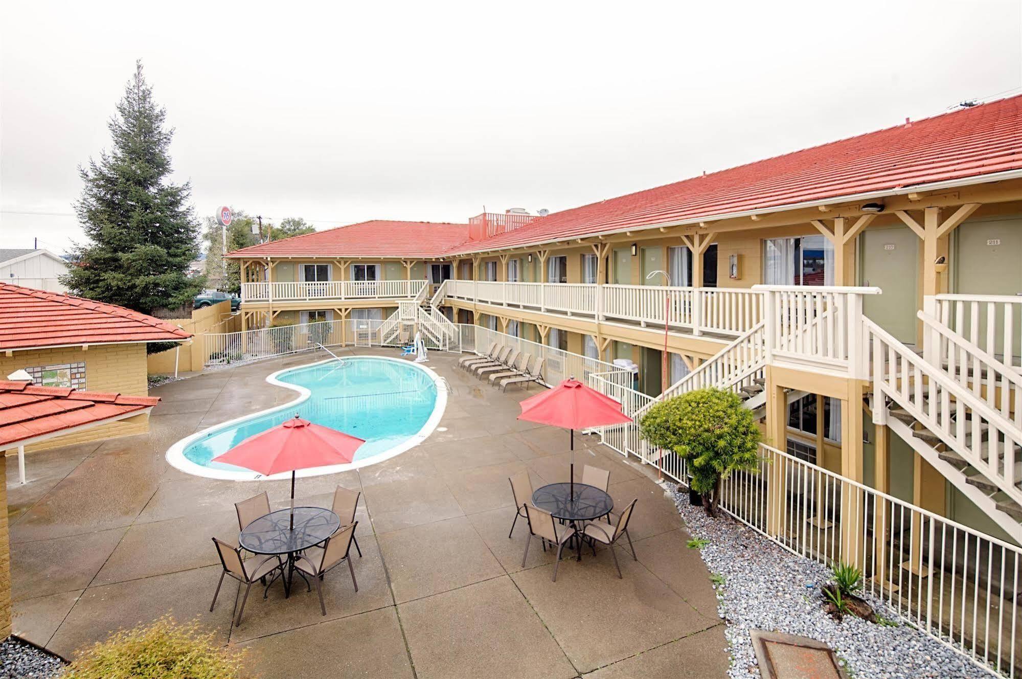 Red Lion Inn & Suites Redding Exterior foto