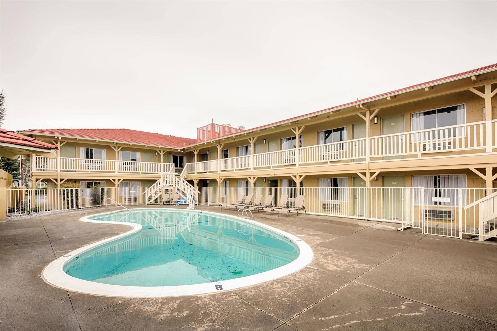 Red Lion Inn & Suites Redding Exterior foto